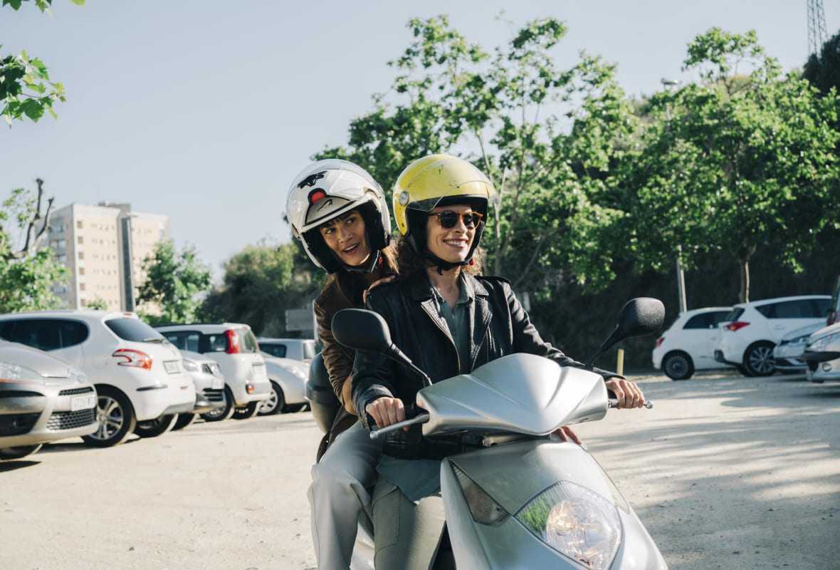 Vrienden op scooter op vakantie