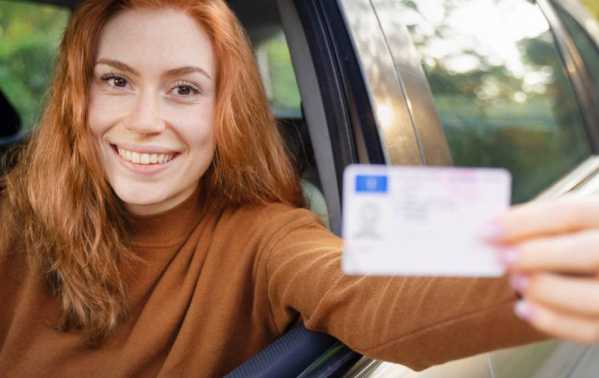 Vrouw met rijbewijs in hand