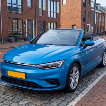 Een blauwe cabrio staat geparkeerd langs de straat