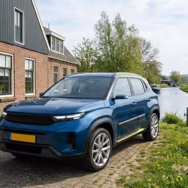 Een donkerblauwe suv staat voor een groot landelijk gelegen huis