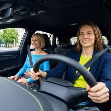 Twee vrouwen zitten samen in de auto