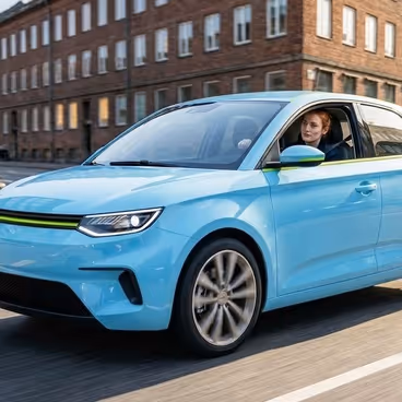 Vrouw rijdt in een blauwe auto door de stad