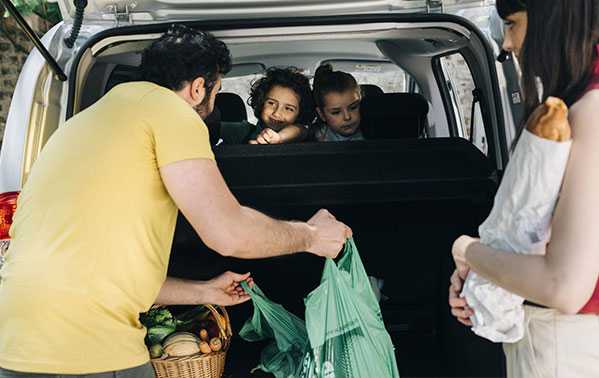 Vader en kinderen in de auto