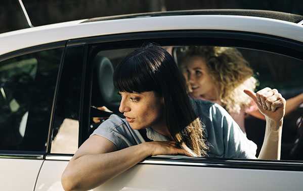 Vrouw in auto kijkt achterom
