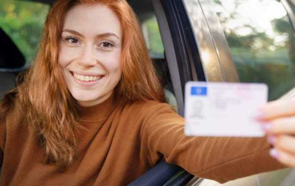 Vrouw in de auto met rijbewijs