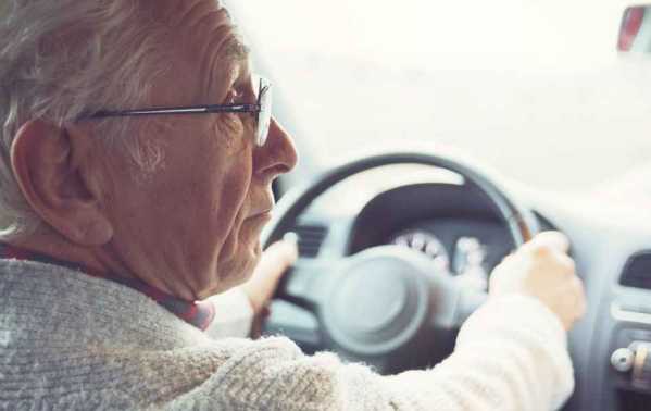 Oudere man achter stuur