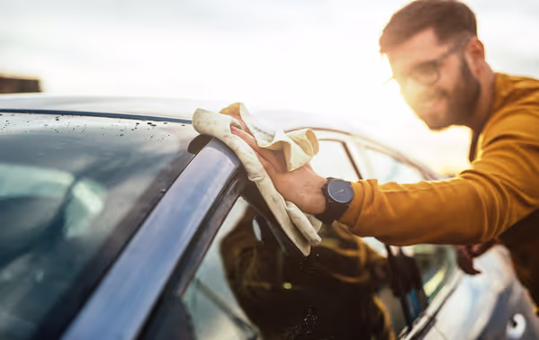 Auto wordt gewassen