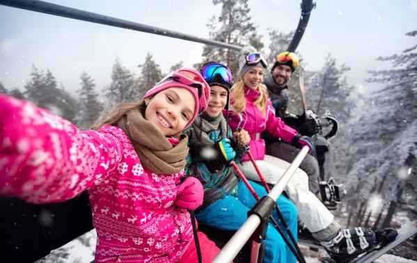 Groep in skilift 