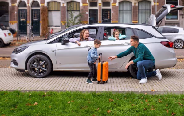 Gezin bij auto