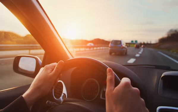 Laagstaande zon in de auto