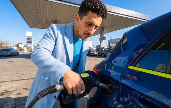 Man tankt voor zijn auto