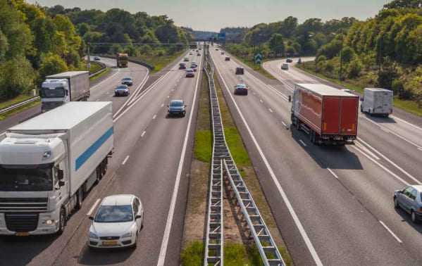 Verkeer op snelweg in Nederland