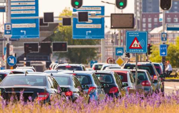 Weg in Nederland met verkeer bij stoplicht