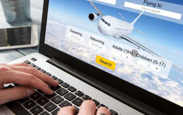 Persoon zoekt op laptop naar vliegtickets