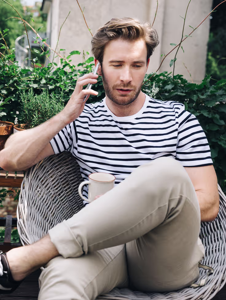 Man aan telefoon