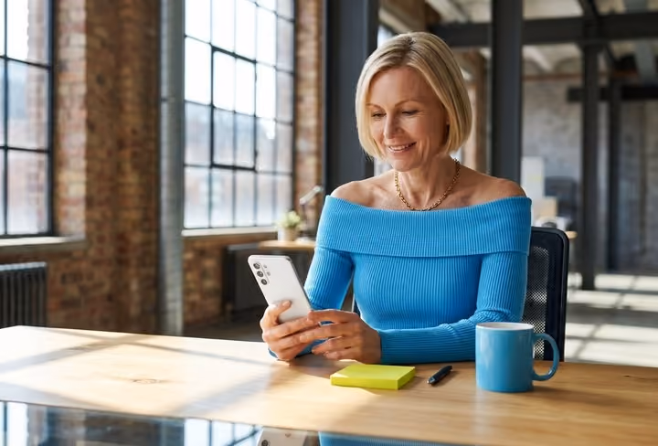 Vrouw lachend op haar telefoon