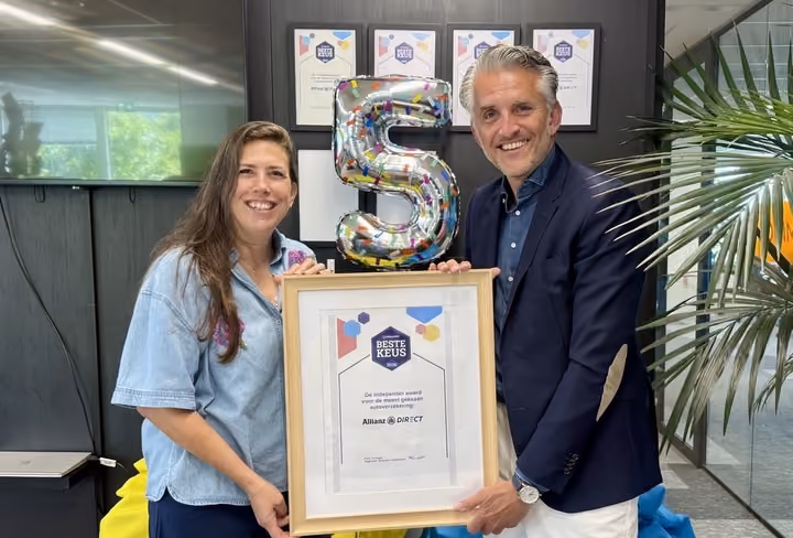 Suzan Samson, verzekeringsexpert bij Independer, en Ron Adams, Head of Marketing & Sales bij Allianz Direct met de award