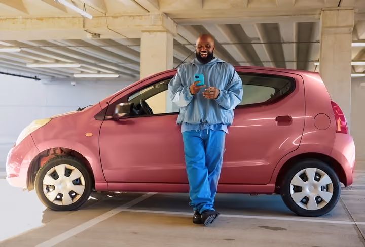 Wiwa voor een roze auto
