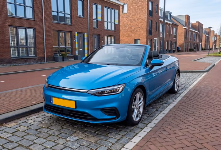 Een blauw cabrio staat geparkeerd in een woonwijk