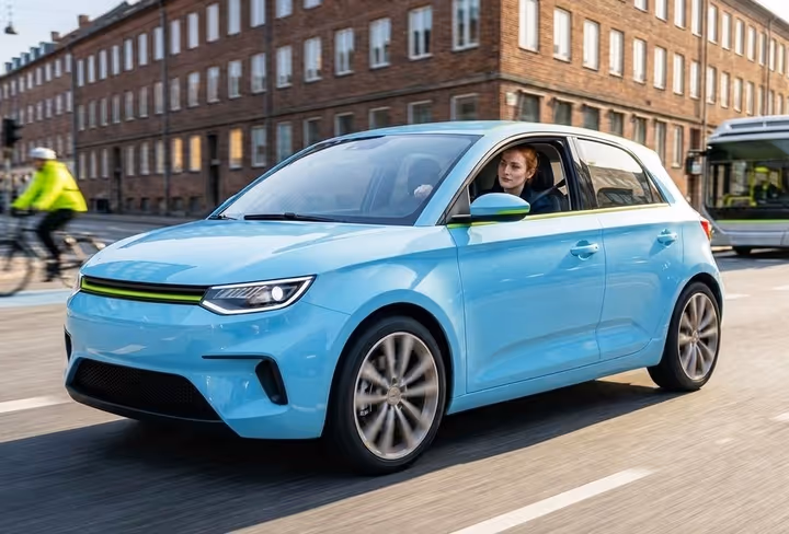 Een vrouw rijdt in een lichtblauwe auto door de stad