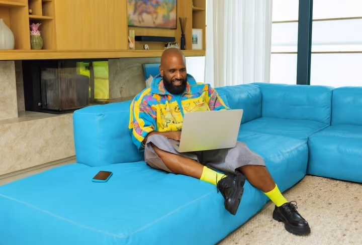 Willie zit thuis op de bank met zijn laptop op schoot
