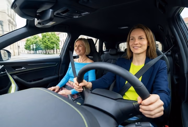 moeder en dochter samen in de auto