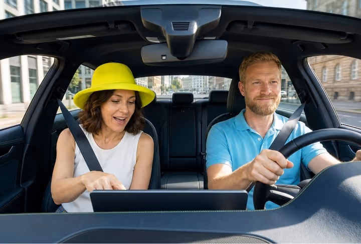 een koppel zit samen in de auto