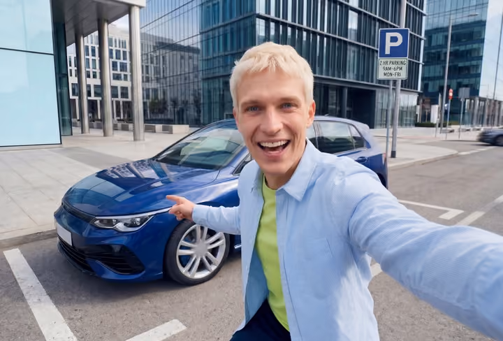een blije man laat de sleutels van zijn nieuwe auto zien