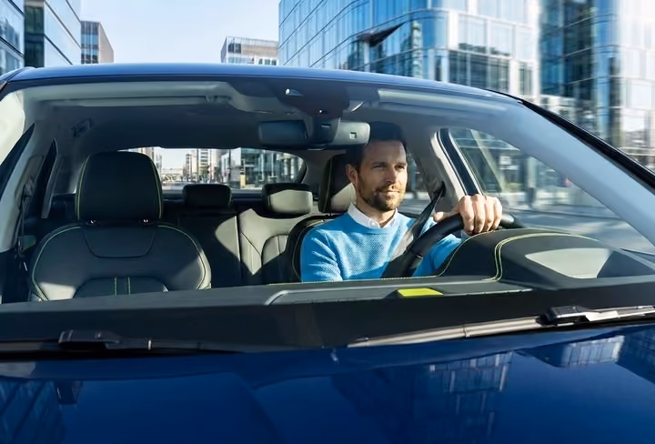 een man rijdt in een auto