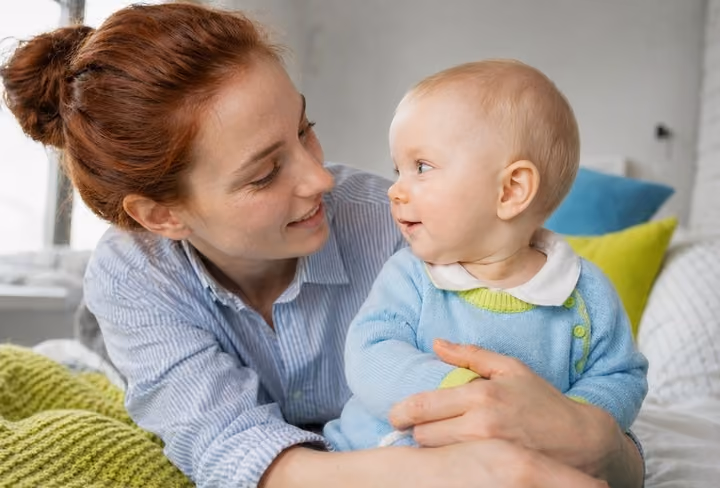 een moeder blij met haar baby