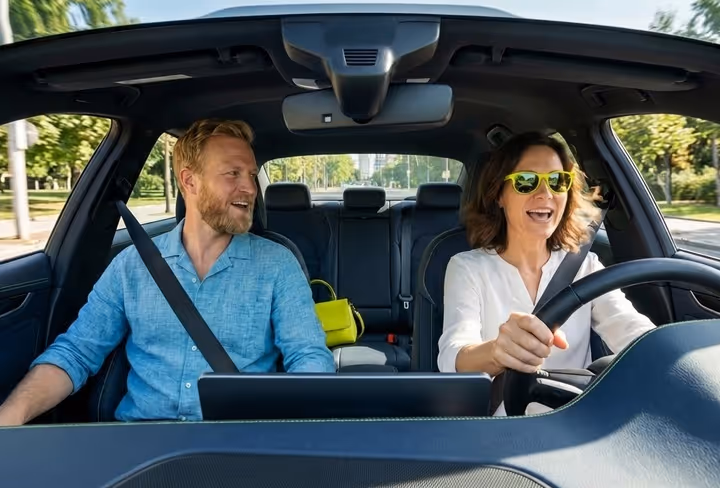 een vrolijk koppel zit in de auto
