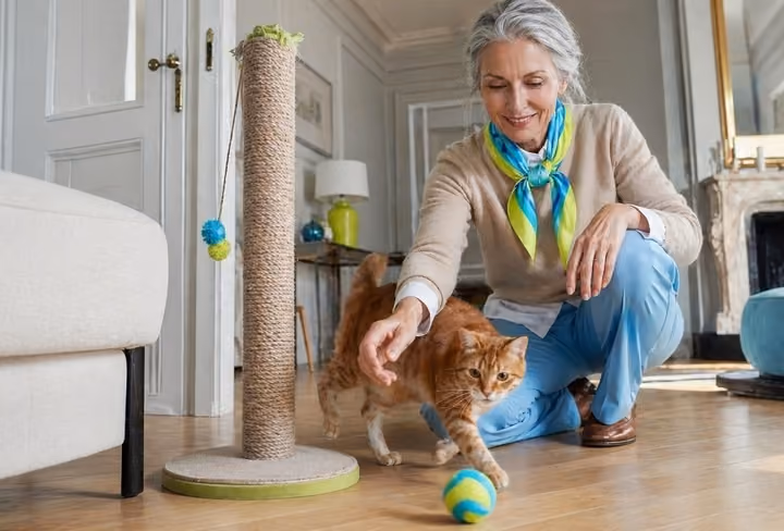 een vrouw speelt met haar kat