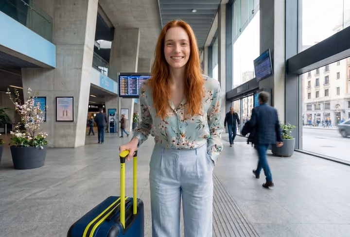 een vrouw staat op het treinstation