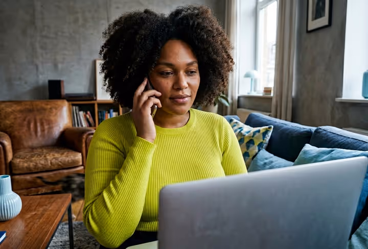 vrouw zit thuis achter haar laptop