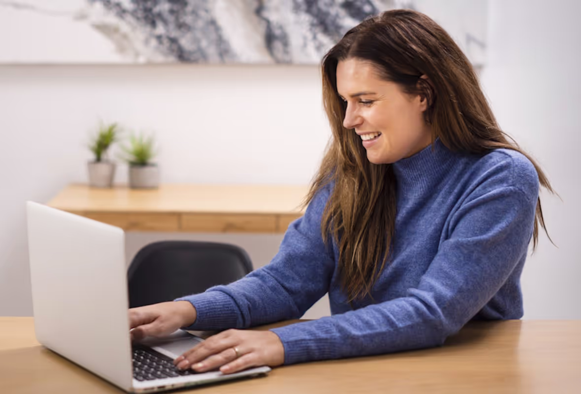 Vrouw thuis aan het werk achter laptop