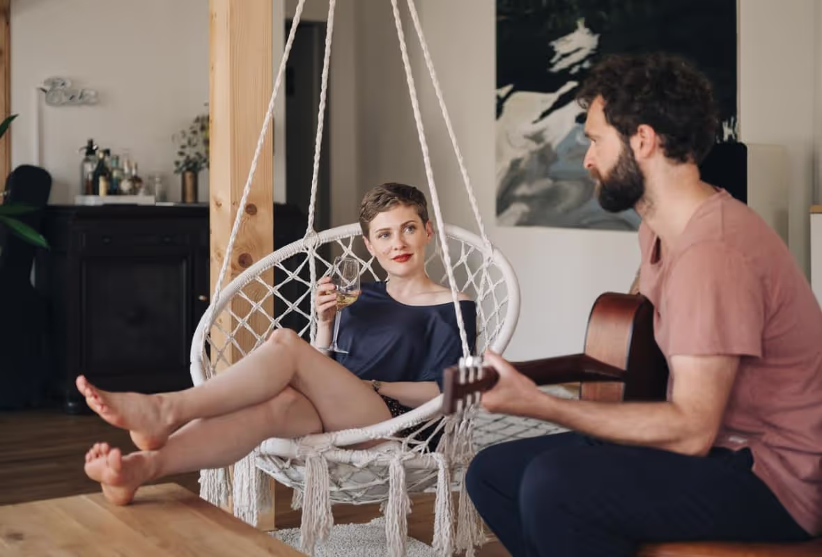 Koppel thuis met gitaar