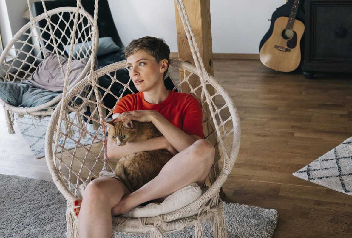 Vrouw zit thuis met haar kat te relaxen