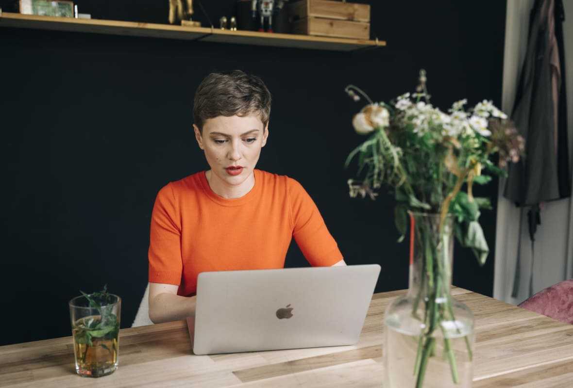 Vrouw thuis aan het werk achter laptop
