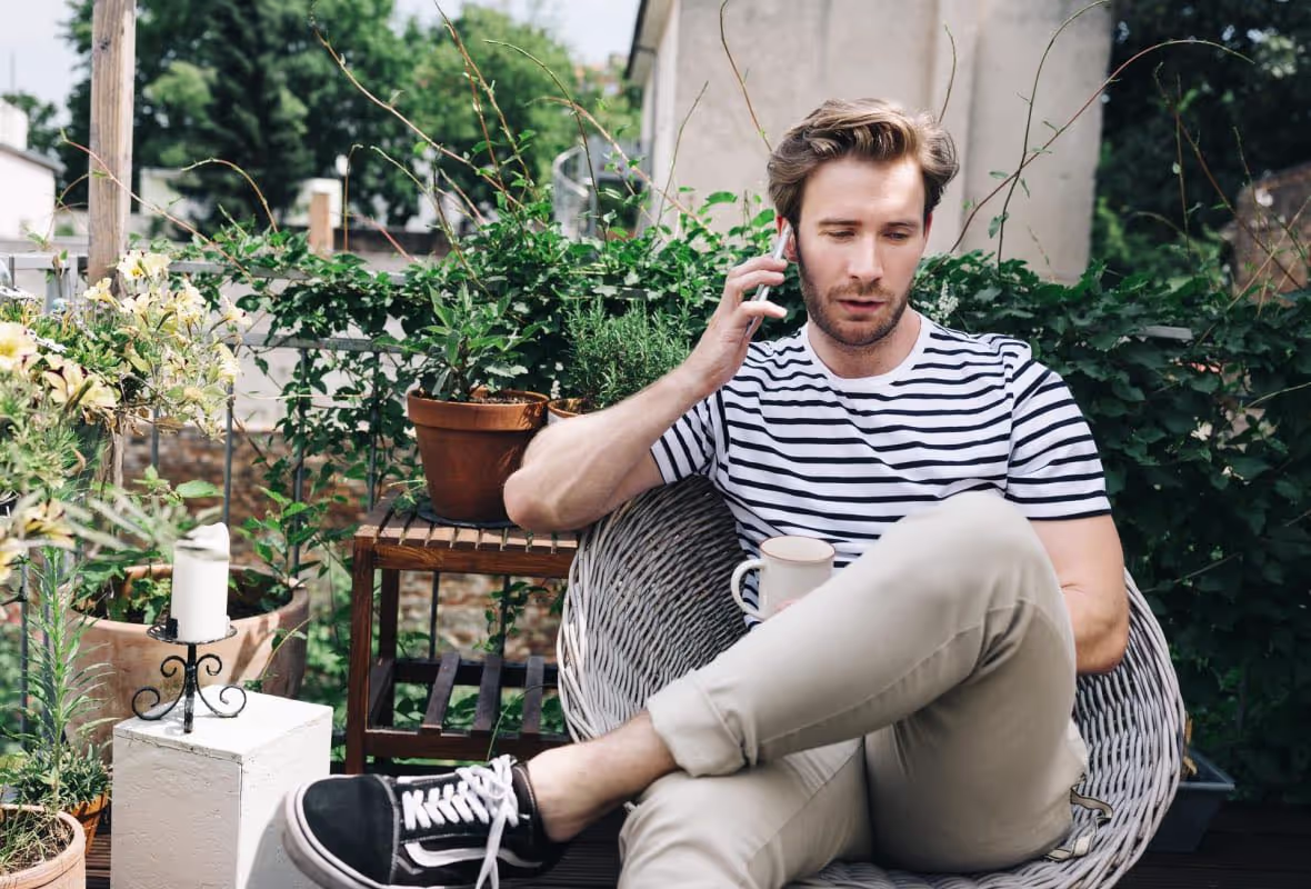 Man bellen in tuin