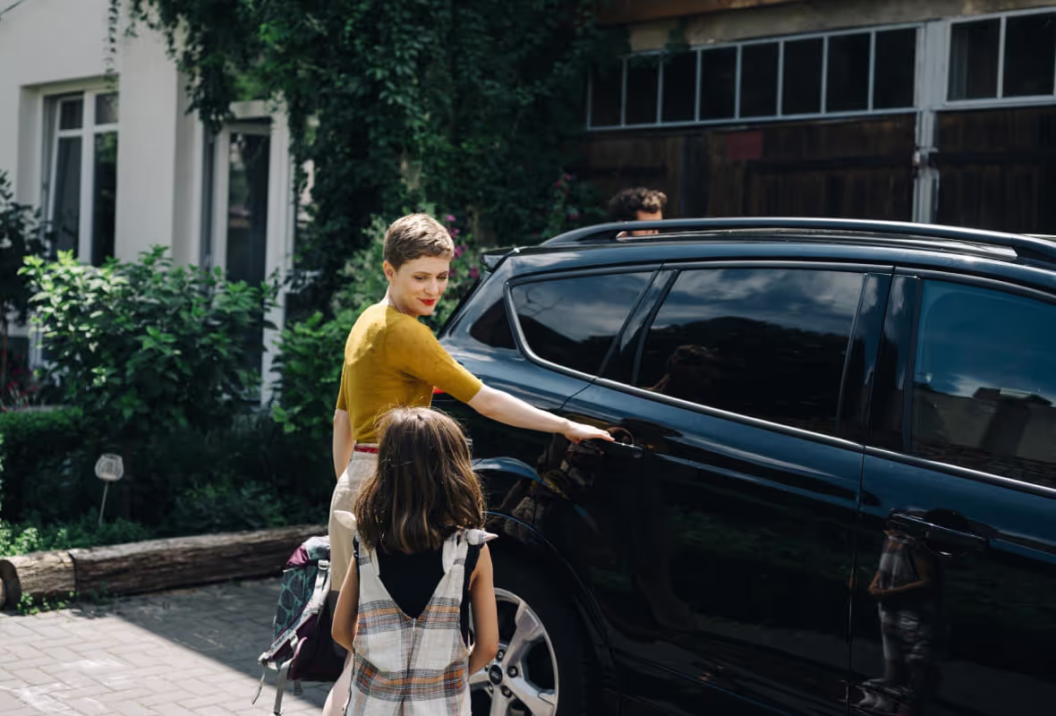 Vrouw bij auto