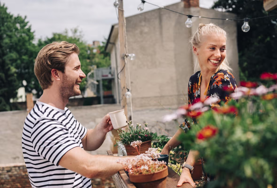 Vrouw met bloemen buiten