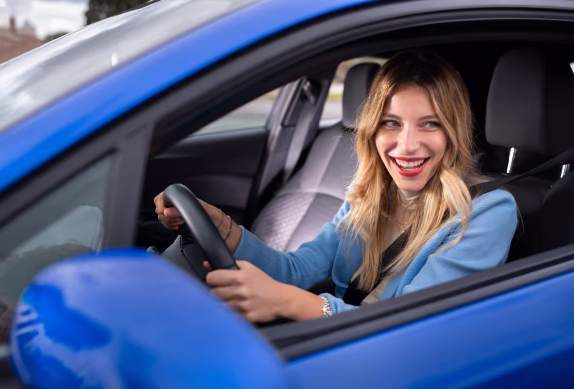 Vrouw in auto lacht