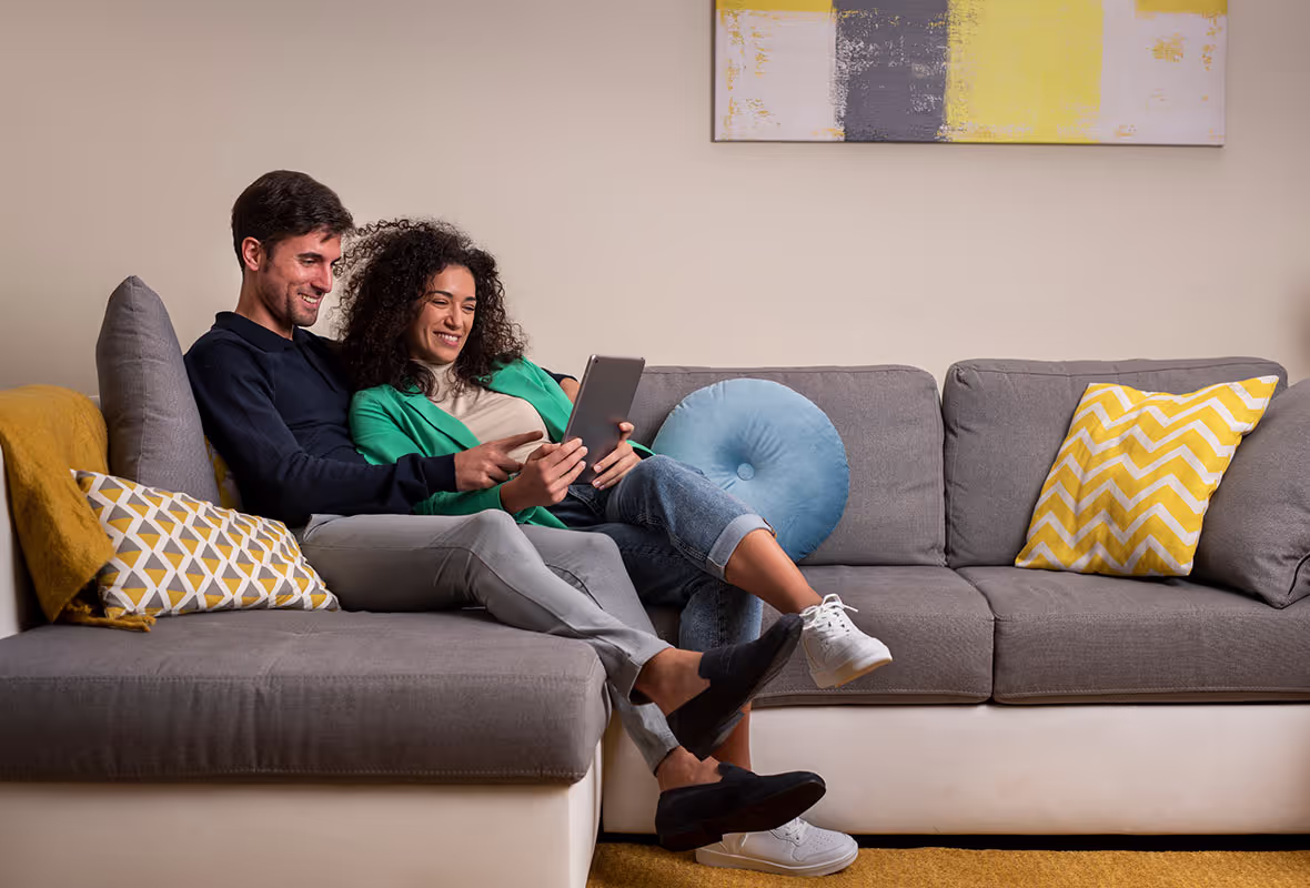 Man en vrouw op de bank