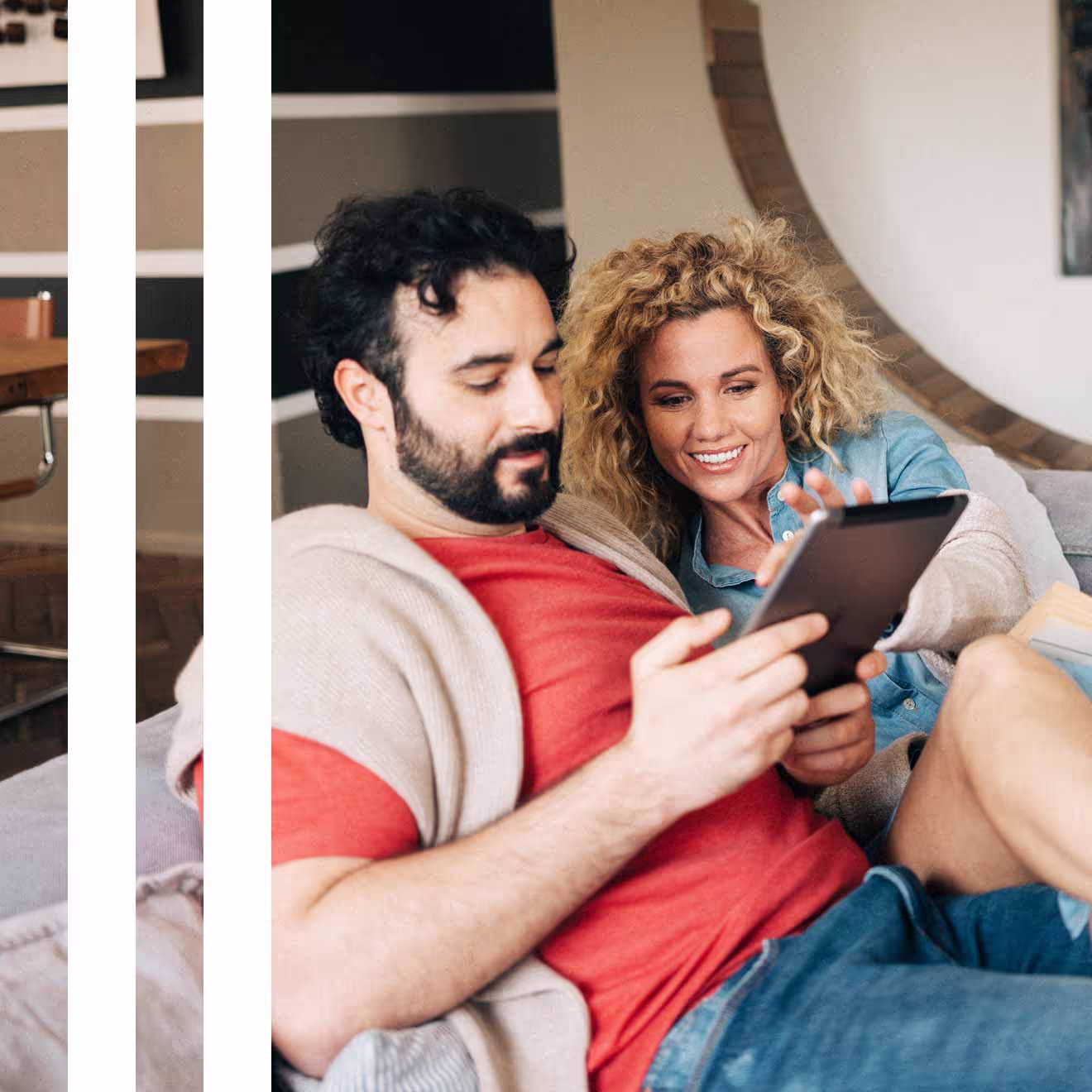 Man en vrouw ipad op de bank