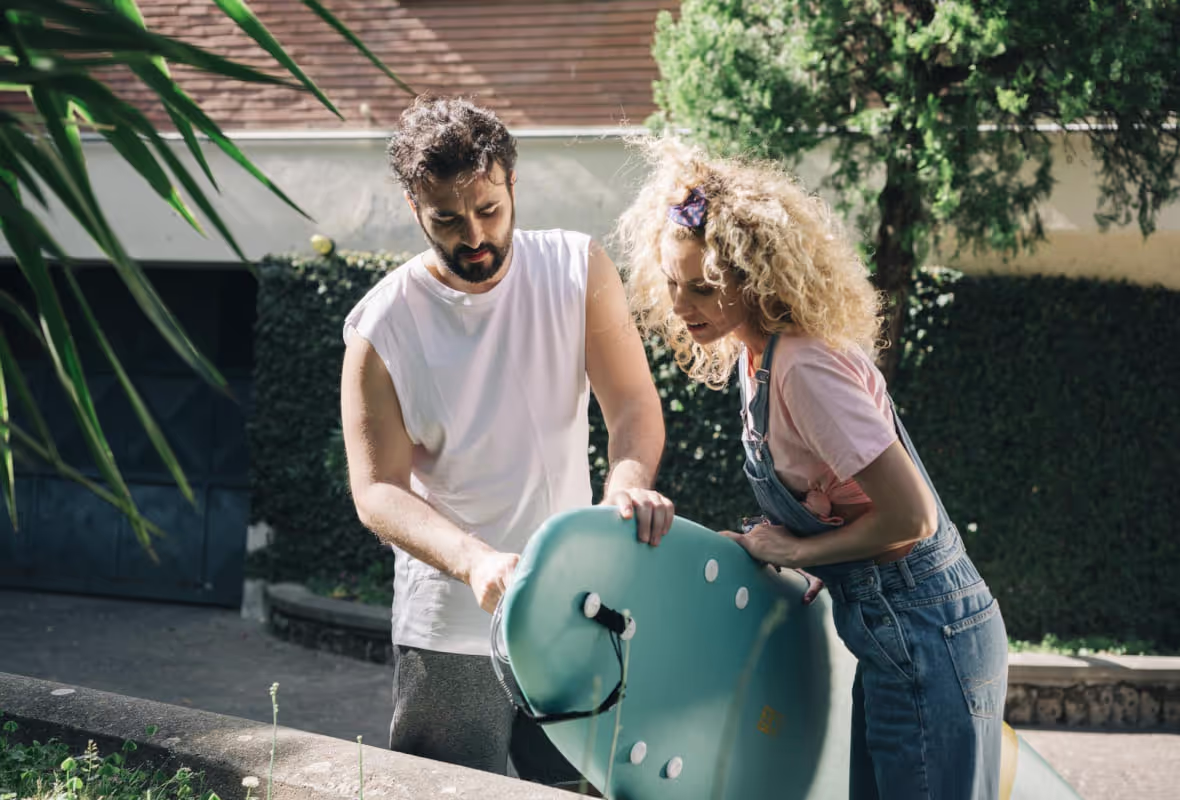 Koppel buiten met surfplank