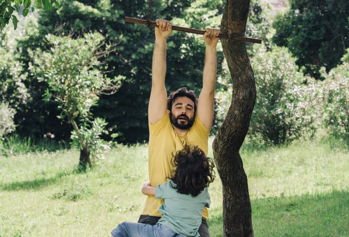 Familie speelt buiten