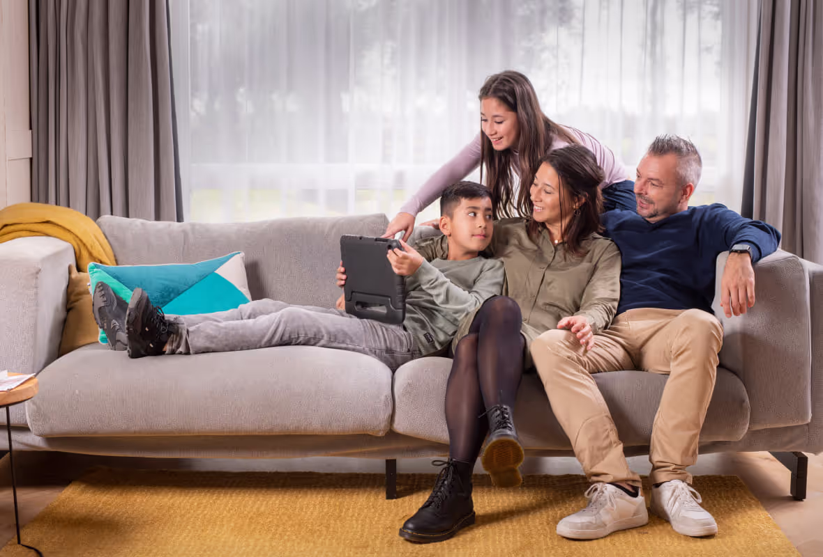 Familie thuis reis aan het regelen
