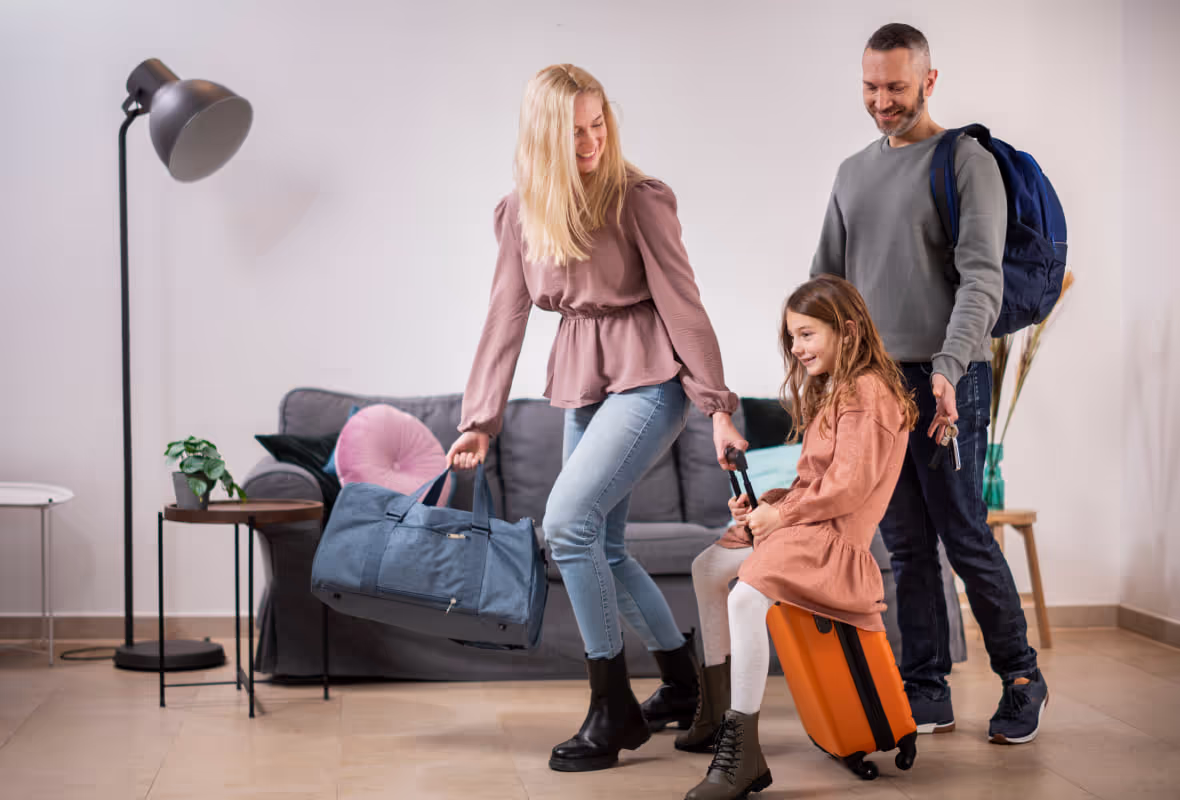 Familie thuis met koffers klaar voor hun reis