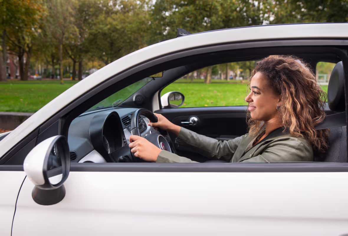 Koppel in auto aan het praten