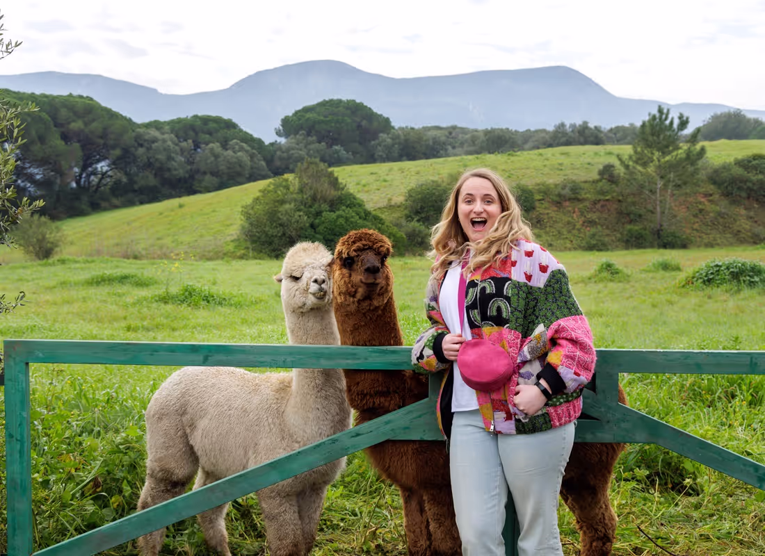 Campagnefoto Allianz Direct: een man en vrouw maken een selfie met twee alpaca's